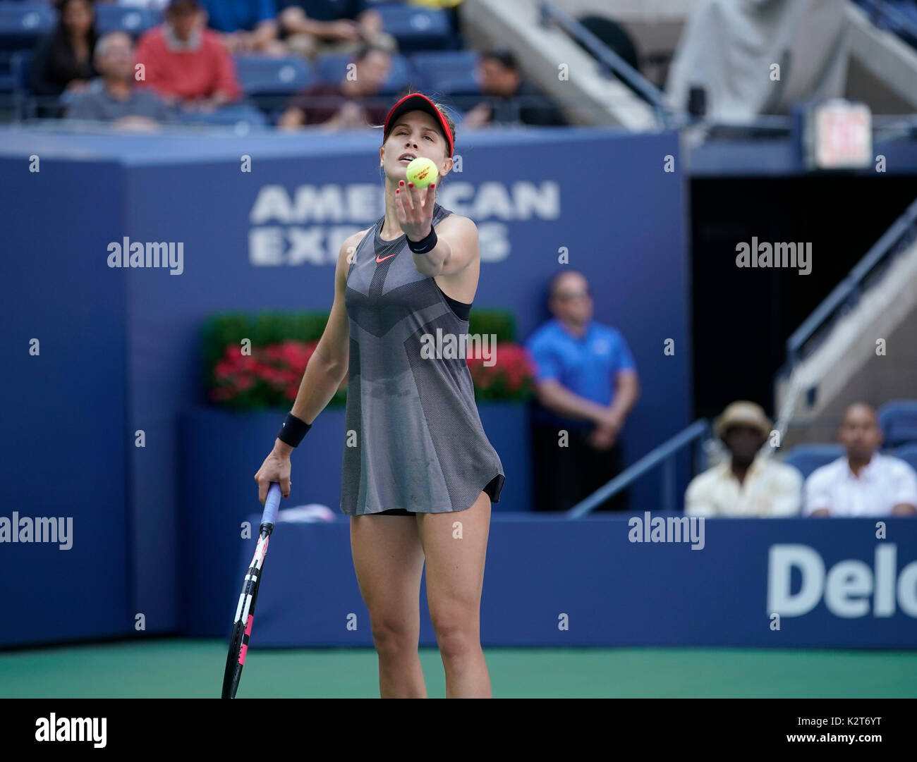 New York, États-Unis. Août 30, 2017. Eugénie Bouchard du Canada sert lors de match contre Evgeniya Rodina à US Open Championships à Billie Jean King National Tennis Center Crédit : Lev Radin/Pacific Press/Alamy Live News Banque D'Images