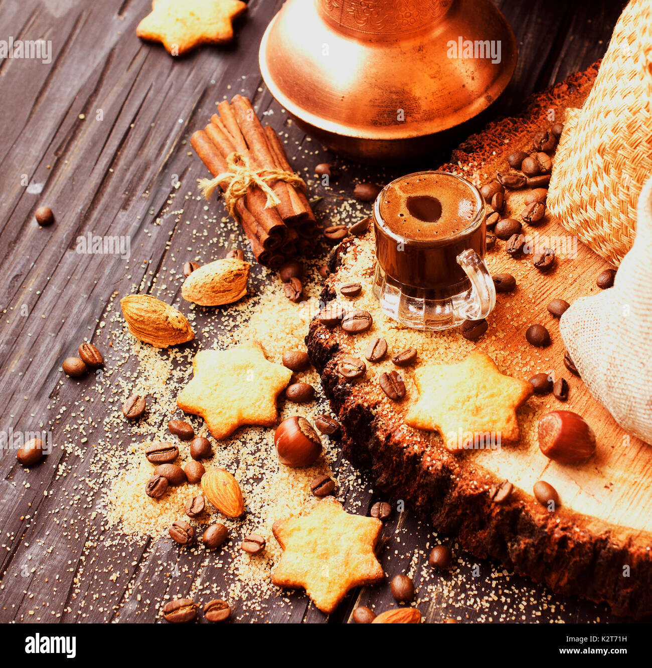 Le café turc dans une petite tasse, cookies, noix et cannelle turcs pour la préparation, selective focus Banque D'Images