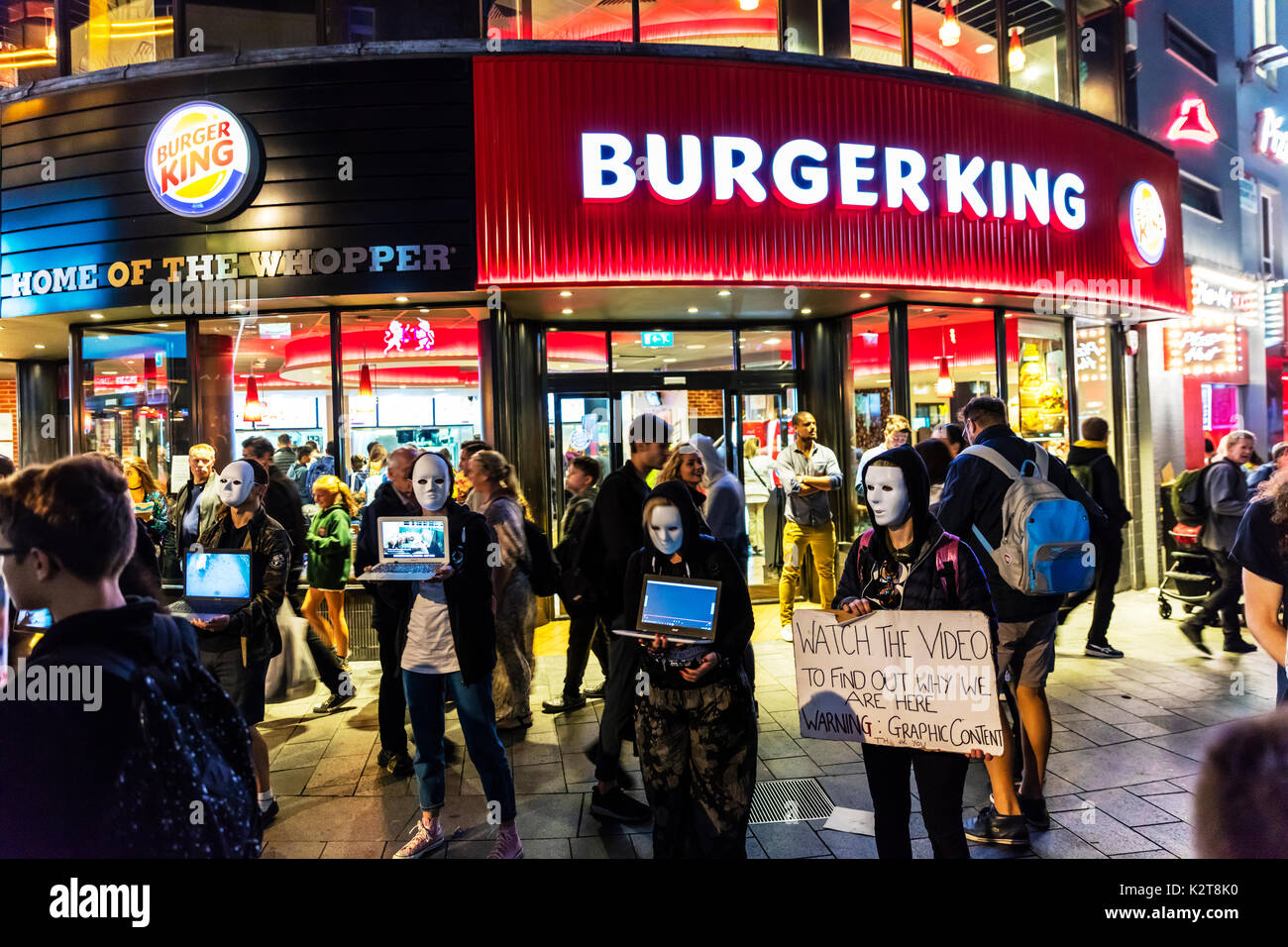 Leicester Square Londres manifestants vegan végétalien, manifestants devant Burger King, Burger King Vegan manifestants devant Leicester Square Londres, Royaume-Uni, Banque D'Images