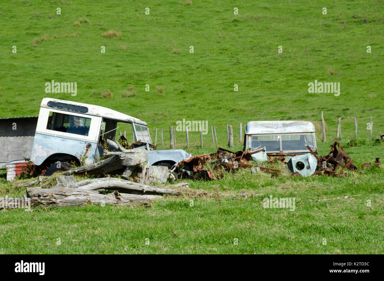 Derelict Land Rover, champ, East Cape, Île du Nord, Nouvelle-Zélande Banque D'Images
