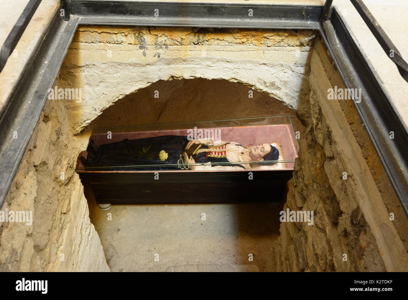 Cercueil en verre Banque de photographies et d'images à haute résolution -  Alamy