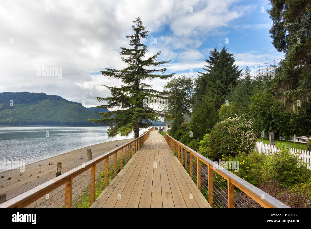 Icy Strait Point, Hoonah, Alaska, USA - Juillet 31th, 2017 : La plate-forme de promenade en bois d'Icy Strait Point qui relient le terminal de croisière de Hoonah wi Banque D'Images