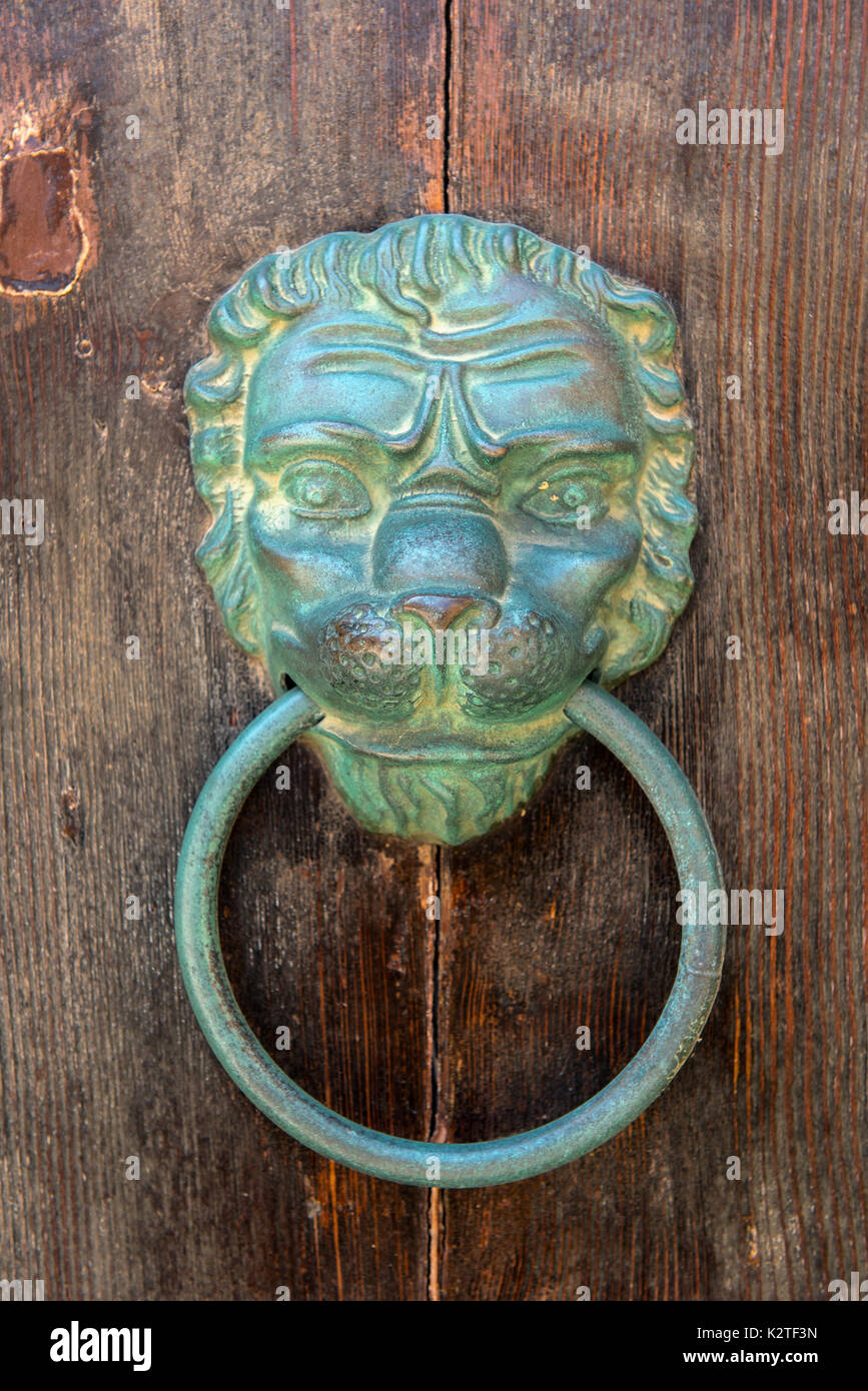 Ancienne tête de lion airain heurtoir sur une porte en bois. Mdina, Malte Banque D'Images