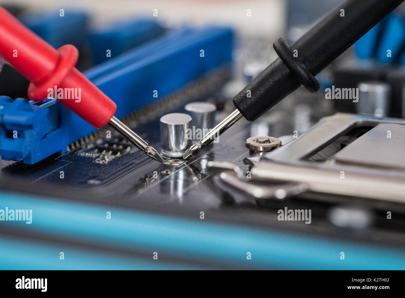 Photo en gros plan d'un multimètre et de réparation de la carte mère Banque D'Images