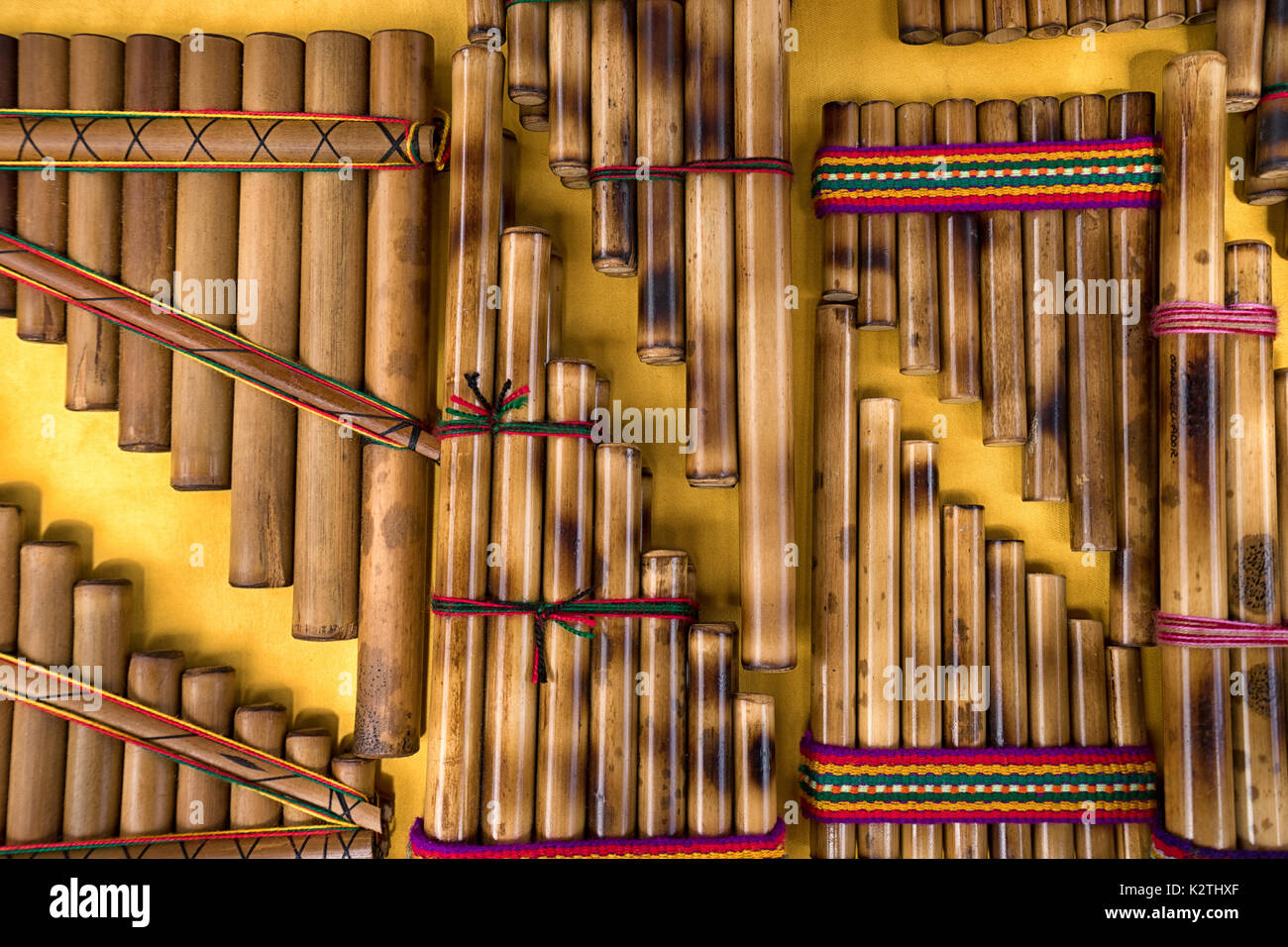 Flûte de pan libre dans le marché artisan autochtone dans la région de Otavalo Équateur Banque D'Images