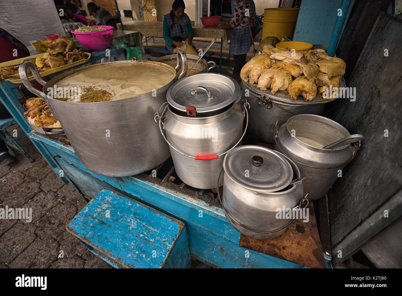 29 avril, 2017 Leon, Nicaragua : les femmes quechua sont la préparation des aliments dans la rue dans le marché du samedi Banque D'Images