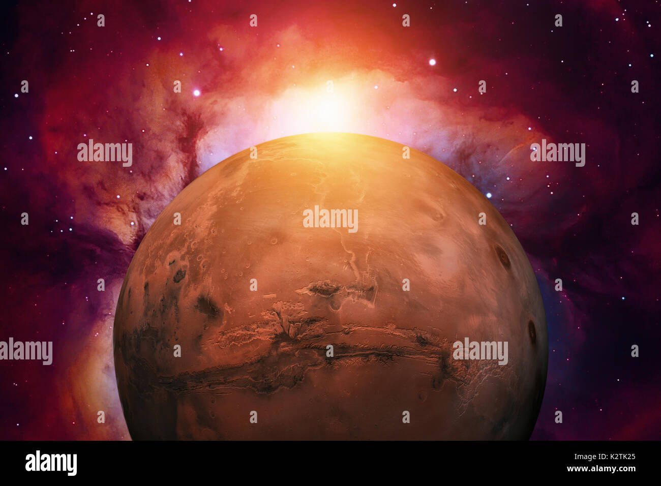 Système solaire - Mars. C'est la quatrième planète à partir du Soleil, Mars est une planète terrestre avec une mince atmosphère, ayant des cratères, volcans, vallées, de Banque D'Images