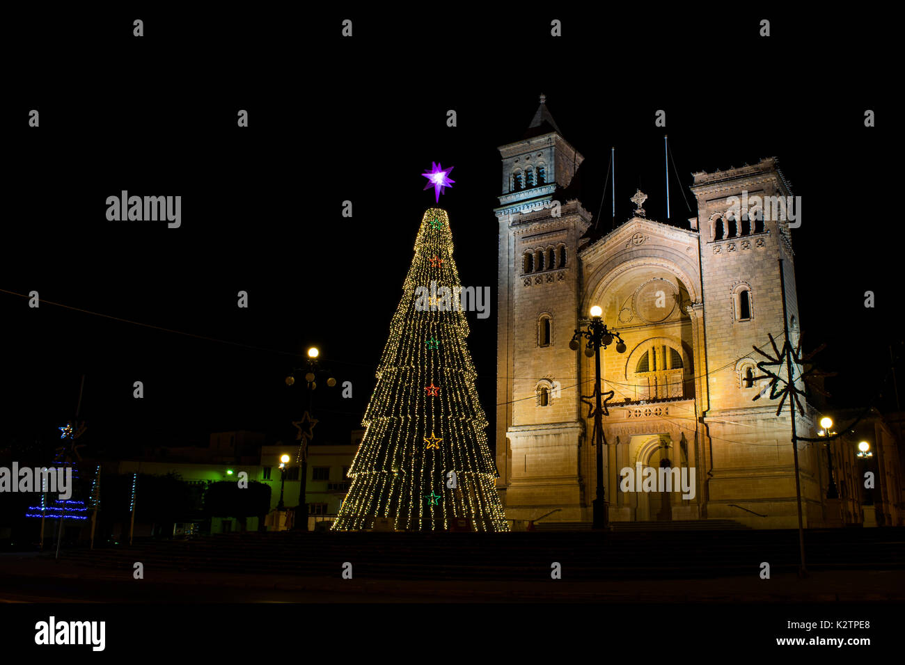 Un jour de l'an nuit au petit village de Birzebbuga, Malte, après la fin de la célébration de Noël, décoré d'un sapin de Noël géant. Banque D'Images