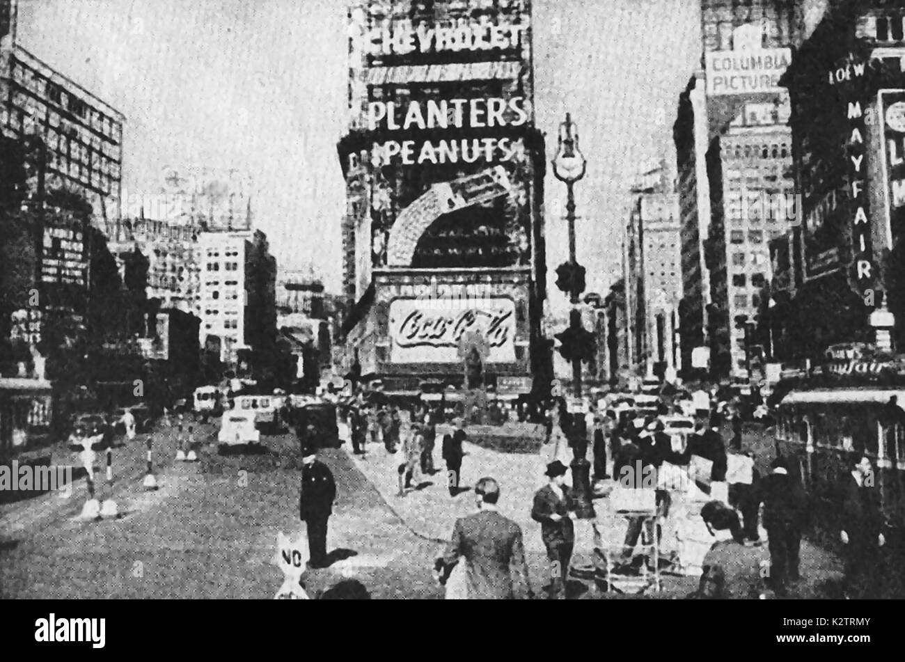 Broadway, New York, USA (à partir d'un 1940 magazine) montrant la publicité au néon et d'autres signes pour Chevrolet, semoir arachides,Coca Cola, Columbia Pictures et Mayfair Banque D'Images