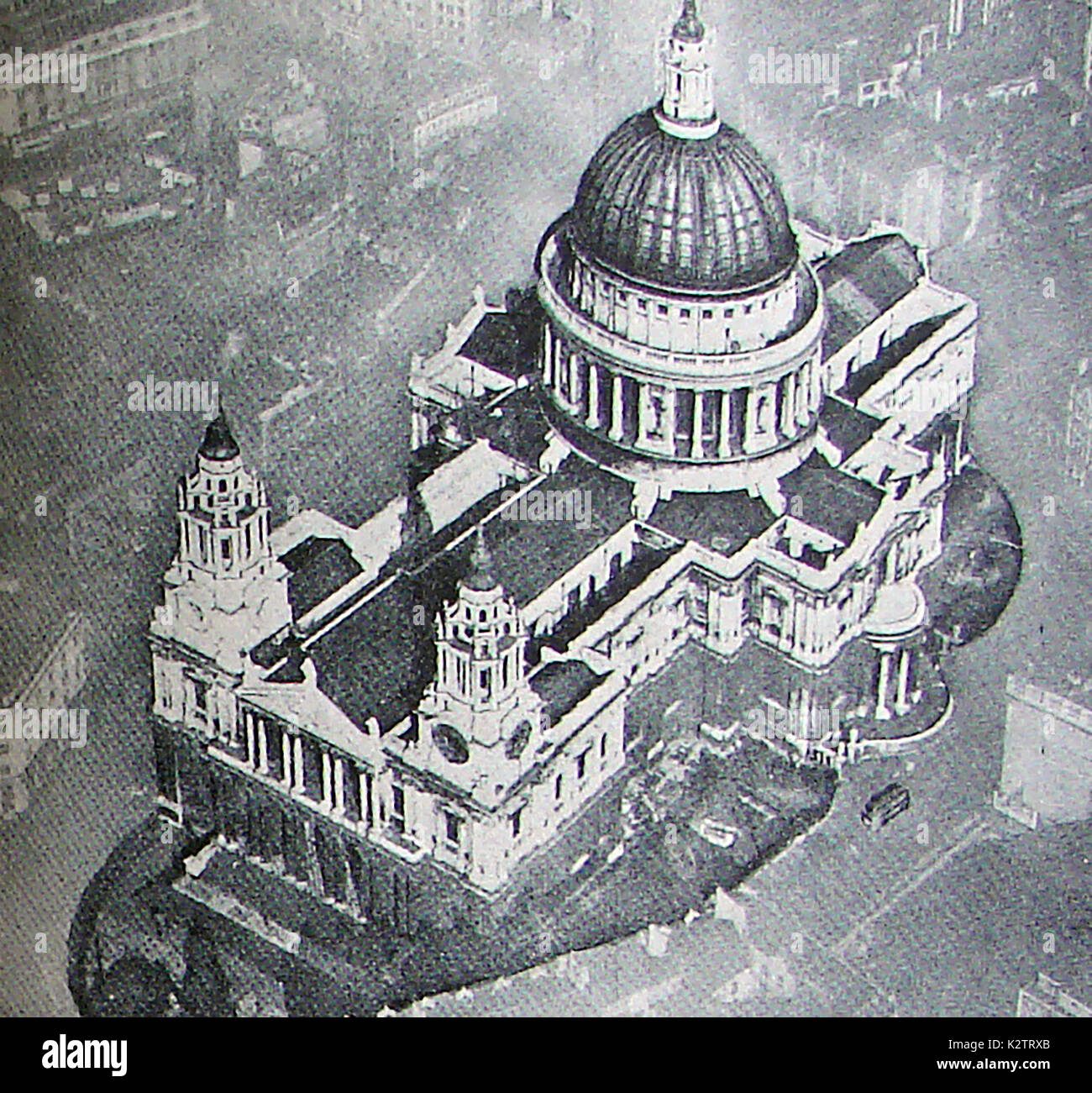 Un livre ancien illustration d'une vue sur la cathédrale St Paul, à Londres à partir de l'air en utilisant les nouvelles technologies émergentes de photographie aérienne Banque D'Images