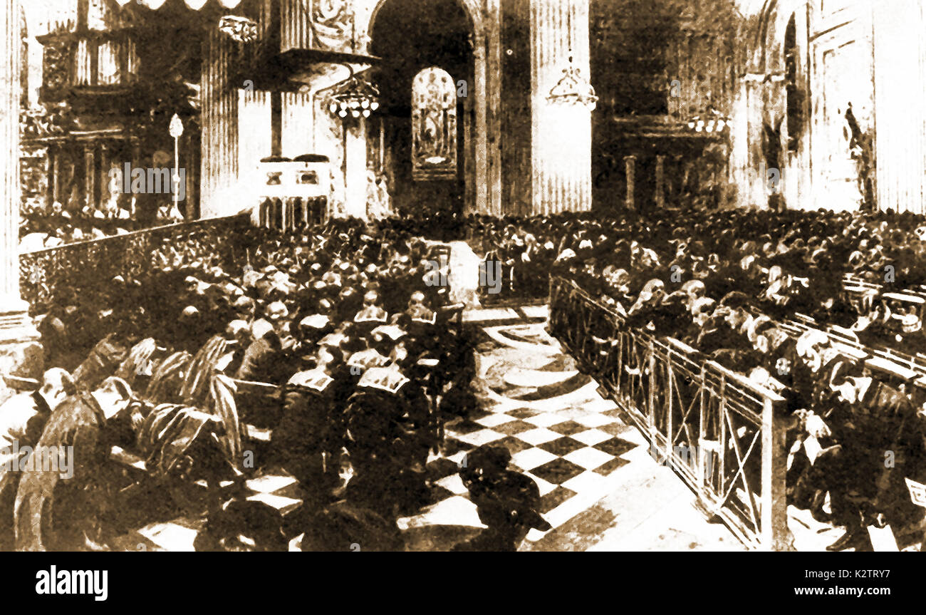 1913 - TITANIC - un magazine l'inscription du service commémoratif qui a eu lieu à la Cathédrale St Paul, à Londres, pour ceux qui sont perdus dans le naufrage de l'insubmersible' 'paquebot océan Titanic. Le roi George V était présent avec sa reine et de la famille Banque D'Images