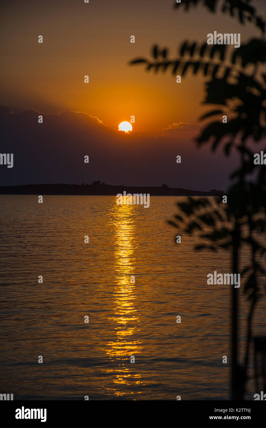 L'heure du coucher du soleil donne habituellement au ciel des couleurs uniques et même inquiétantes. L'heure d'or est la joie du photographe dans toutes les latitudes et les longitus Banque D'Images