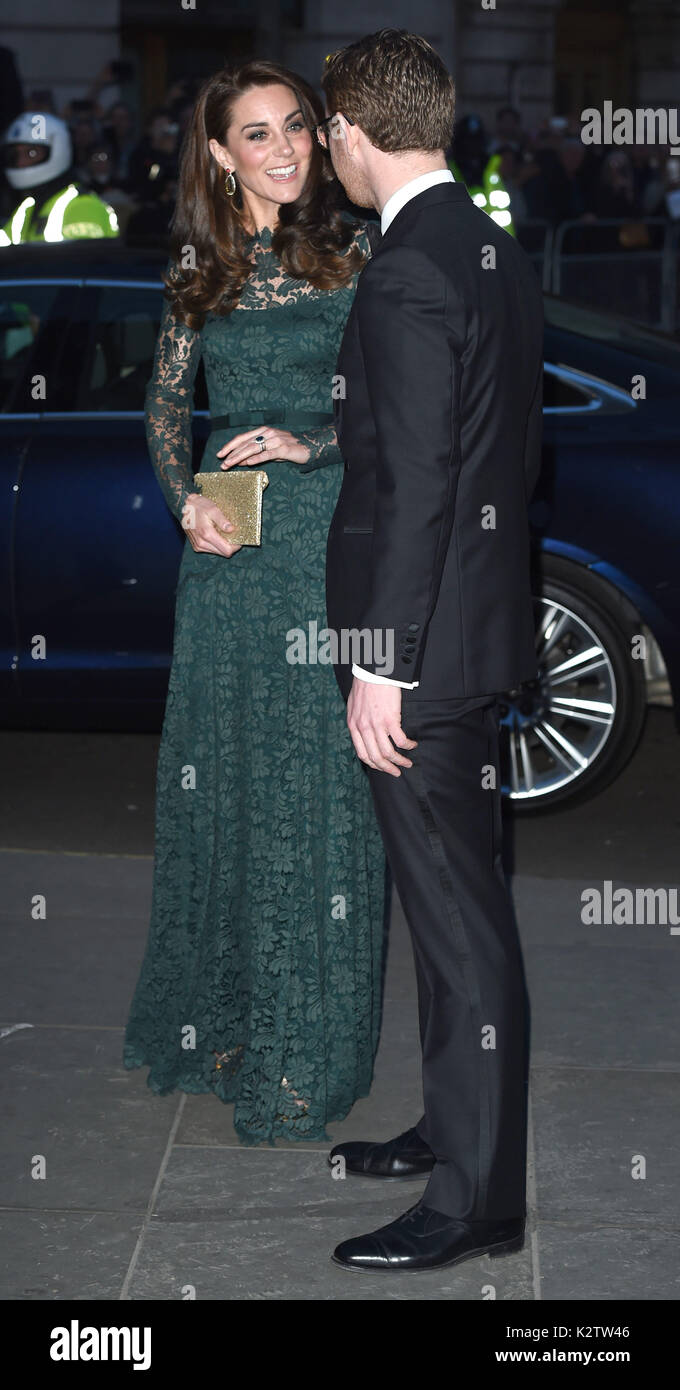 La photo doit être crédité ©Presse Alpha 079965 28/03/2017 la duchesse de Cambridge Kate Catherine Middleton Katherine Nicholas Cullinan directeur de la National Portrait Gallery Le Gala 2017 Portrait à la National Portrait Gallery de Londres Banque D'Images