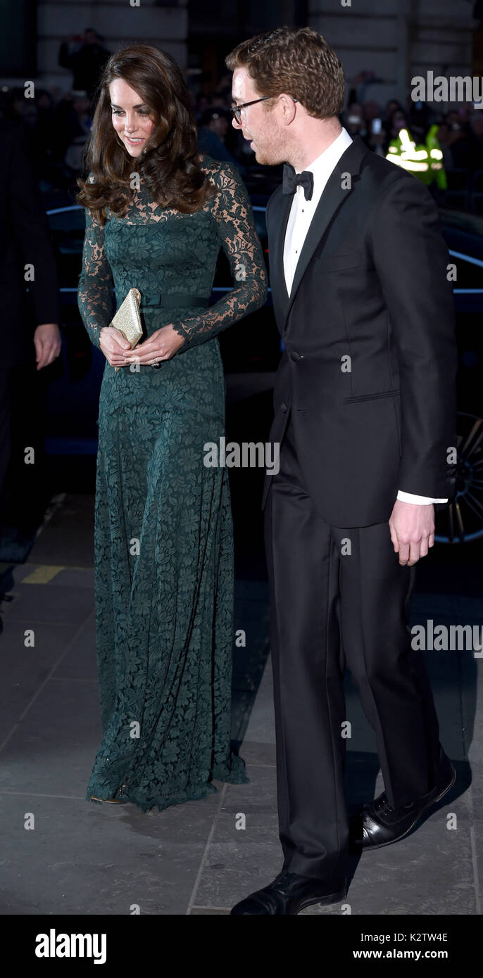 La photo doit être crédité ©Presse Alpha 079965 28/03/2017 la duchesse de Cambridge Kate Catherine Middleton Katherine Nicholas Cullinan directeur de la National Portrait Gallery Le Gala 2017 Portrait à la National Portrait Gallery de Londres Banque D'Images