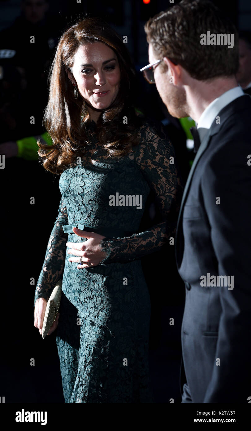 La photo doit être crédité ©Presse Alpha 079965 28/03/2017 la duchesse de Cambridge Kate Catherine Middleton Katherine Nicholas Cullinan directeur de la National Portrait Gallery Le Gala 2017 Portrait à la National Portrait Gallery de Londres Banque D'Images
