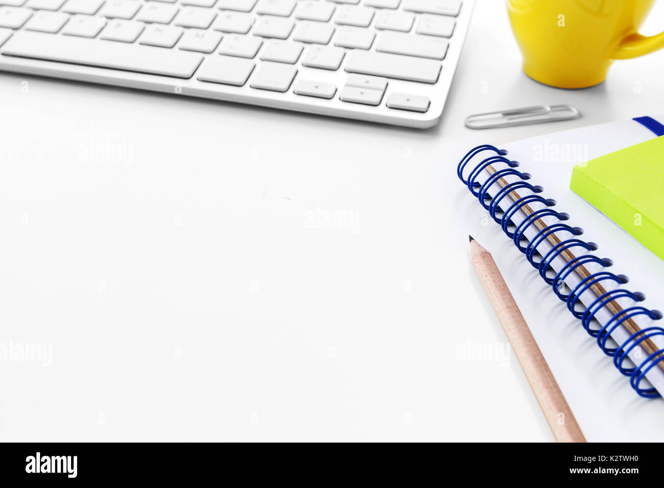 White Bureau bureau avec clavier de l'ordinateur avec copie espace Banque D'Images