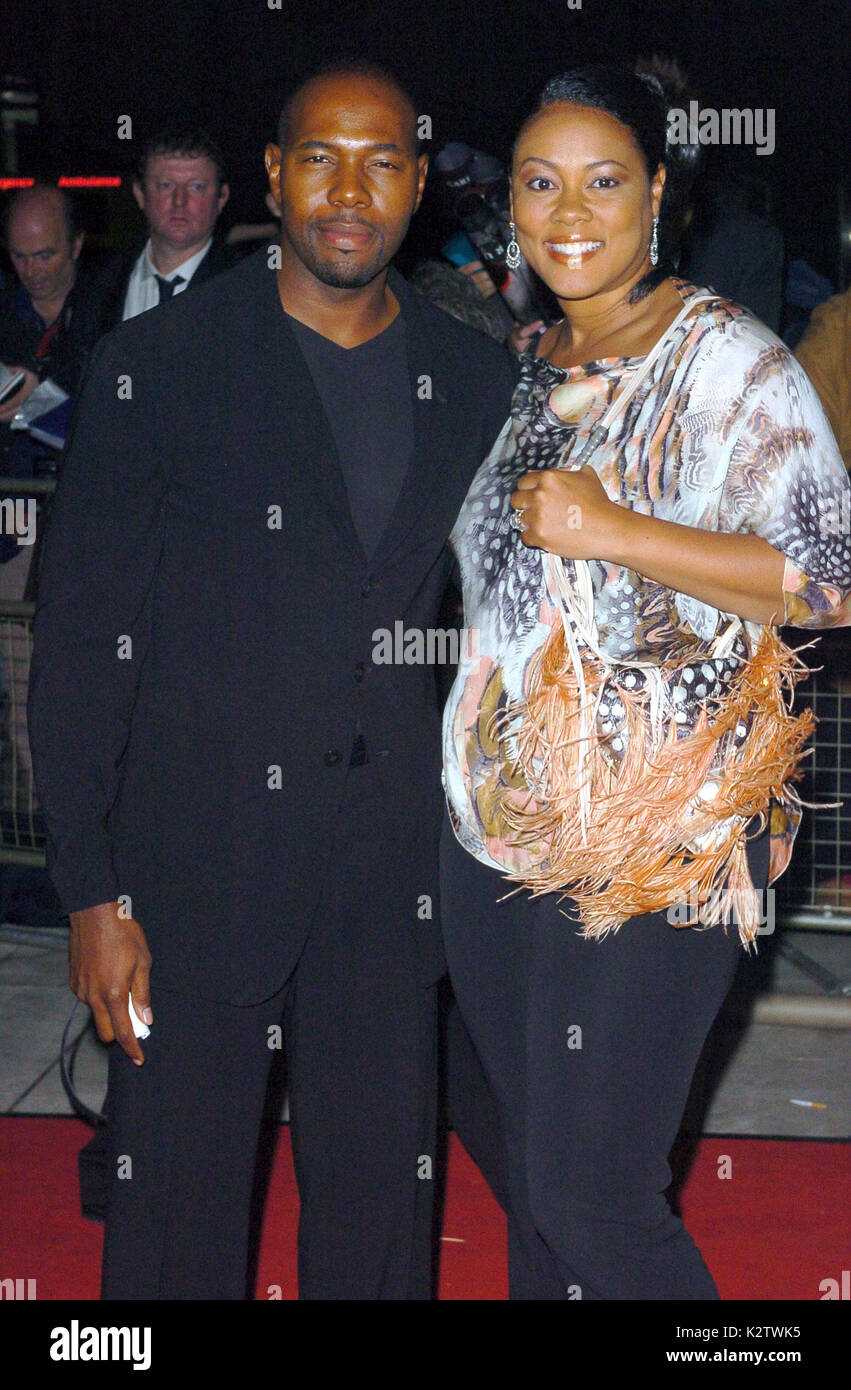 Photo doit être crédité ©Presse Alpha 055411 15/07/04 Antoine Fuqua et Lela Rochon Le Roi Arthur Premiere After Party au Guildhall à Londres Banque D'Images
