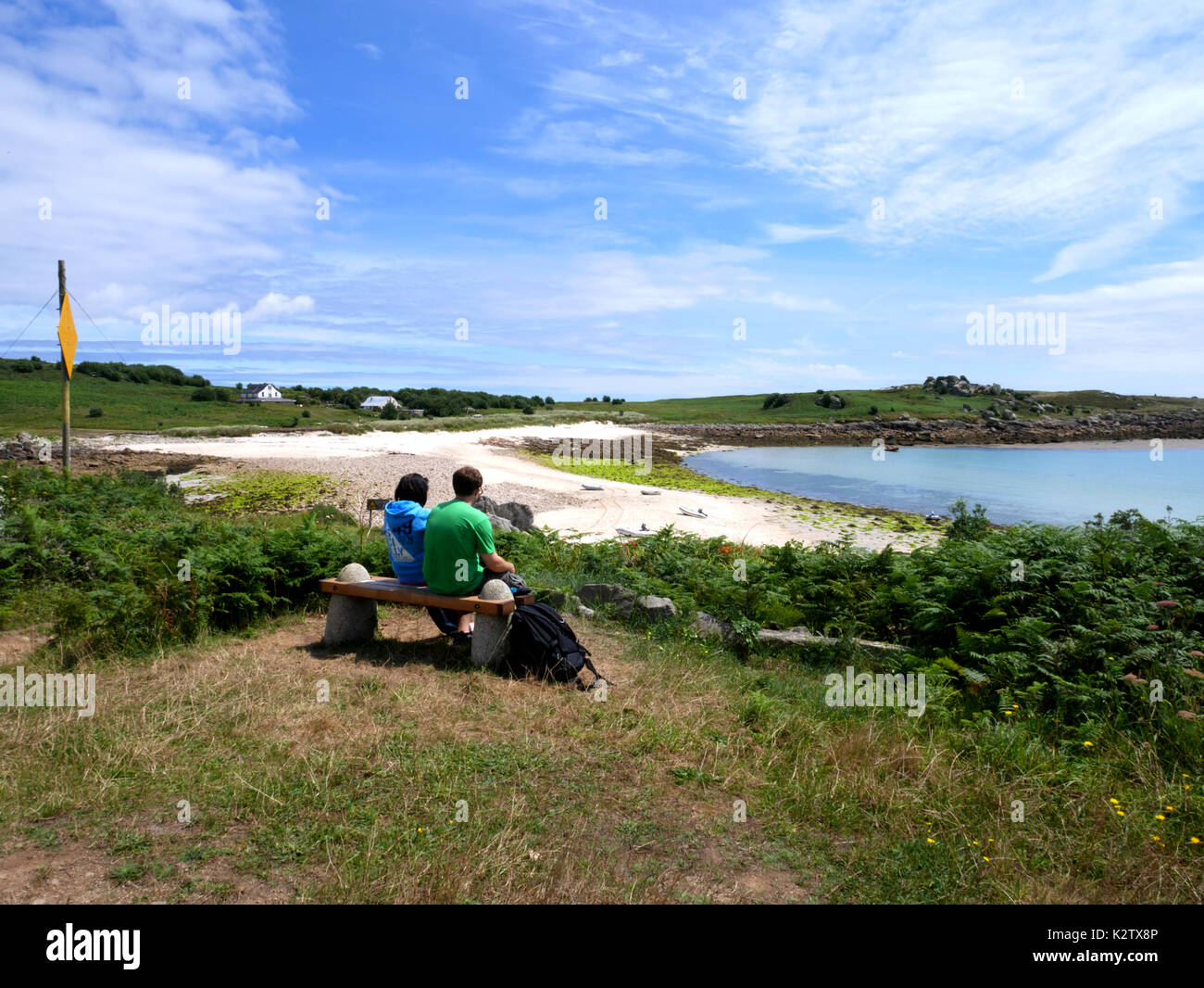 Une vue sur le tombolo (sable) qui rejoint l'île de St Agnes avec Gugh (au loin), Îles Scilly. Banque D'Images