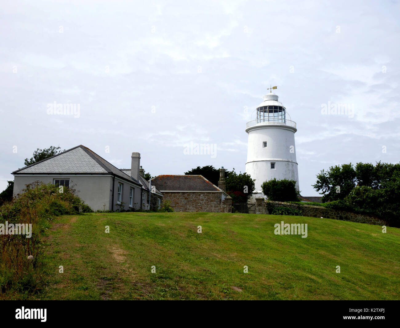 Ce phare désaffecté au milieu de la ville sainte Agnès, Îles Scilly, date de 1680. Banque D'Images