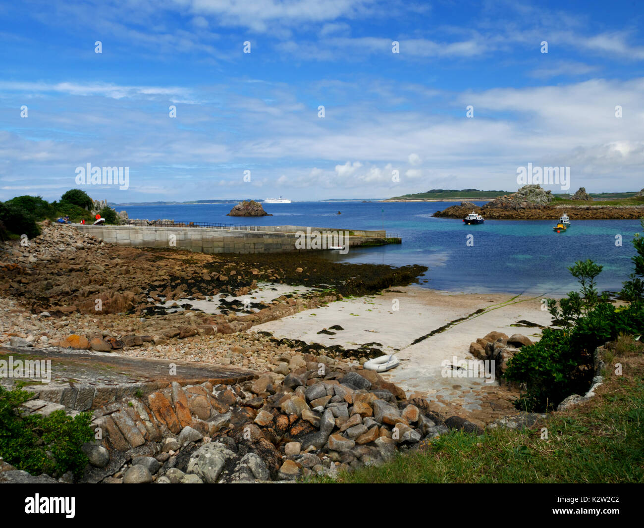 Vue depuis St Agnes à Gugh et St Mary's, Îles Scilly. Banque D'Images