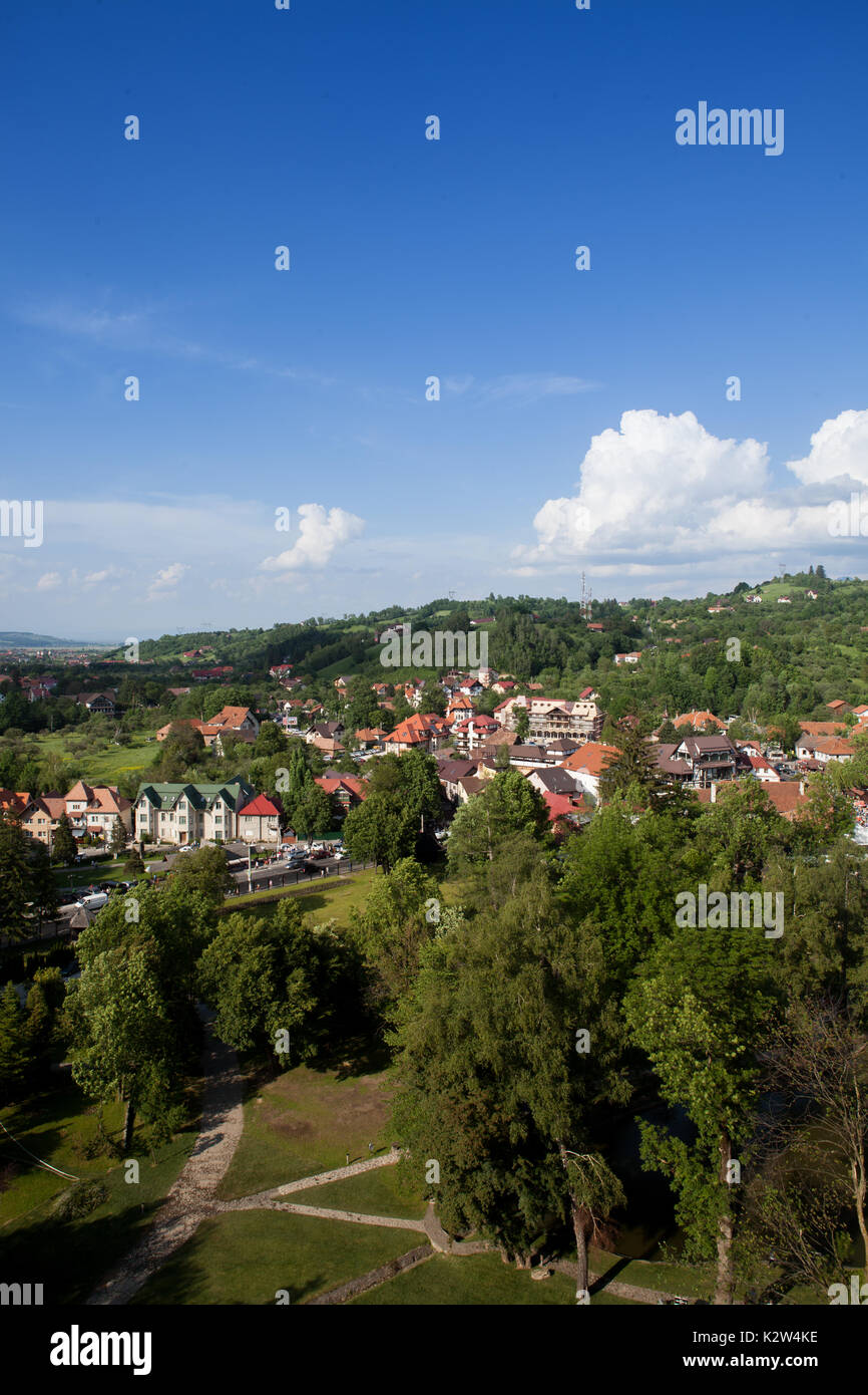 Panorama sur une montagne ville dans le spécial printemps. Voyager et de l'architecture Banque D'Images