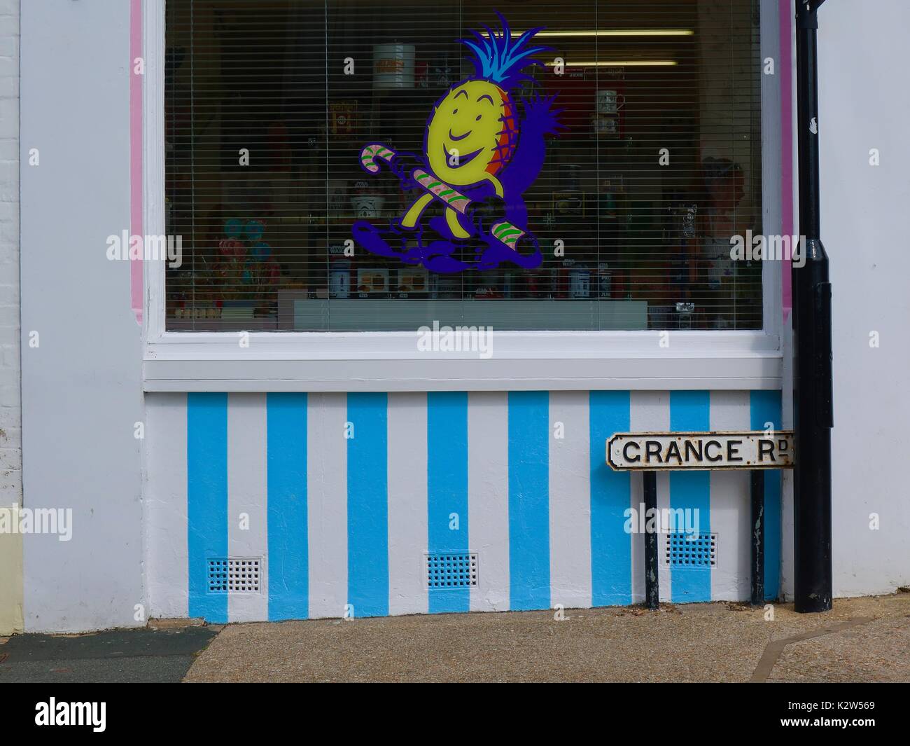 Monsieur l'ananas dans la fenêtre de l'ancien village d'origine Rock Shop, Shanklin, Isle of Wight, UK. Banque D'Images