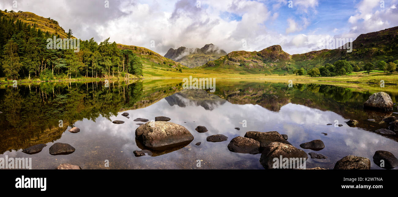 Des réflexions de l'The Langdales en Tarn Blea Banque D'Images