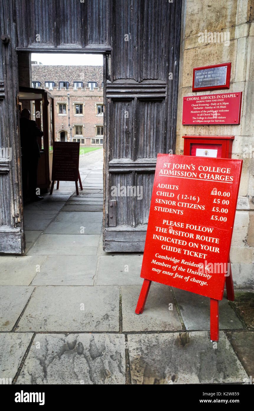Tourisme Cambridge - l'entrée à St John's College de l'Université de Cambridge, montrant les prix d'admission Banque D'Images