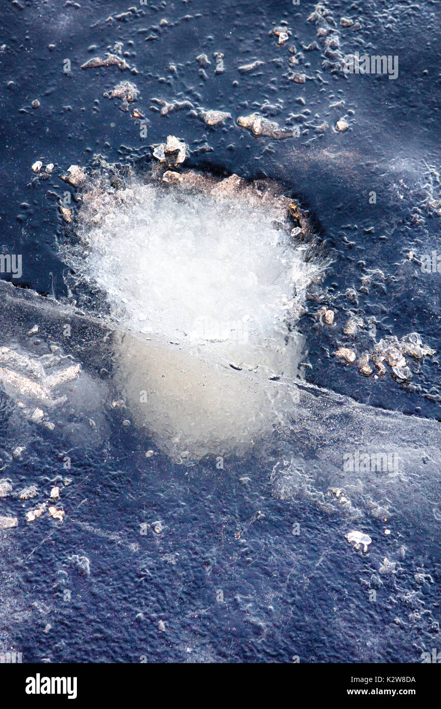 La glace fond belle après une forte gelée glace fond de crack. Banque D'Images