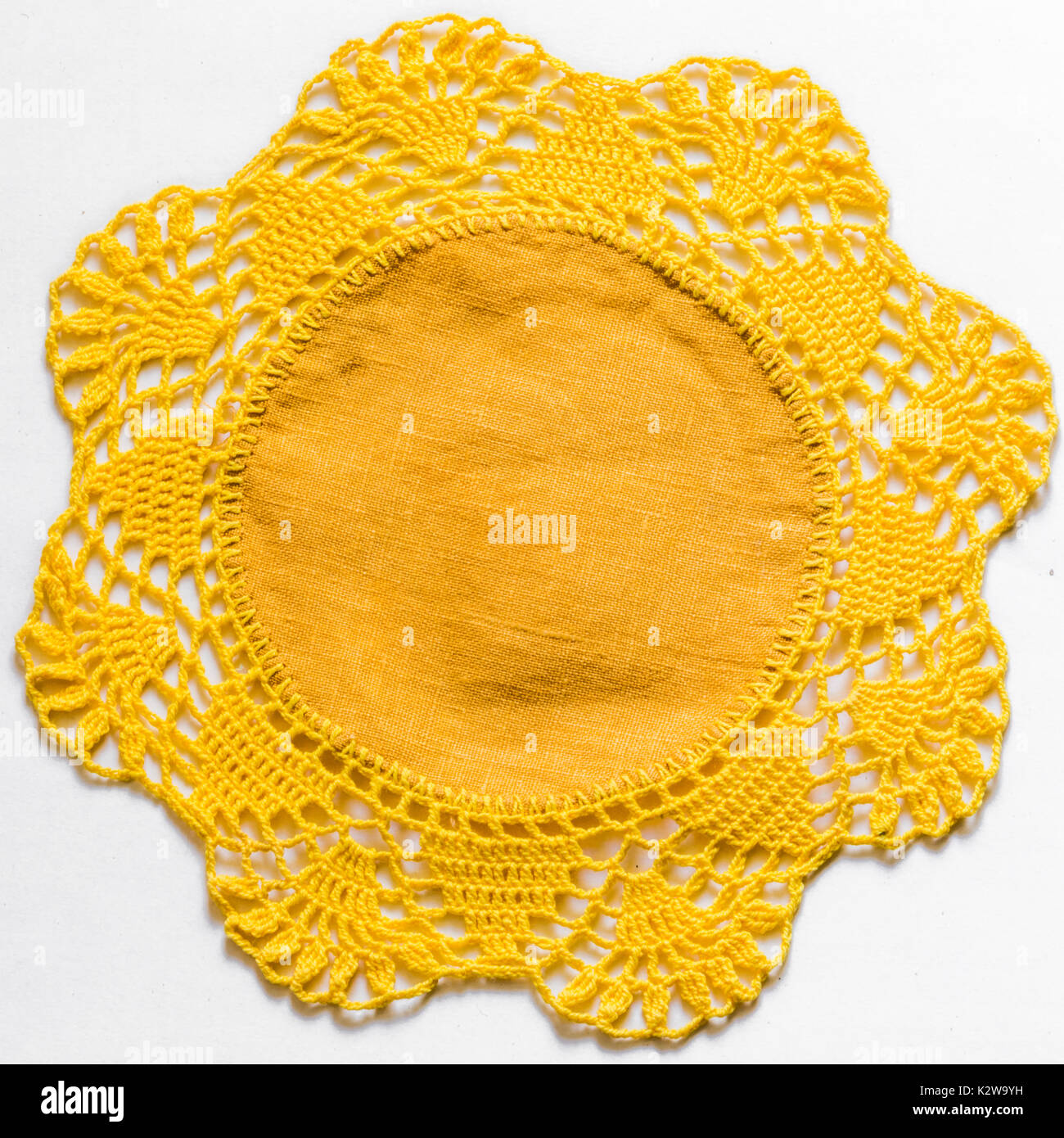 Nappe en dentelle jaune texture sur fond blanc. Banque D'Images