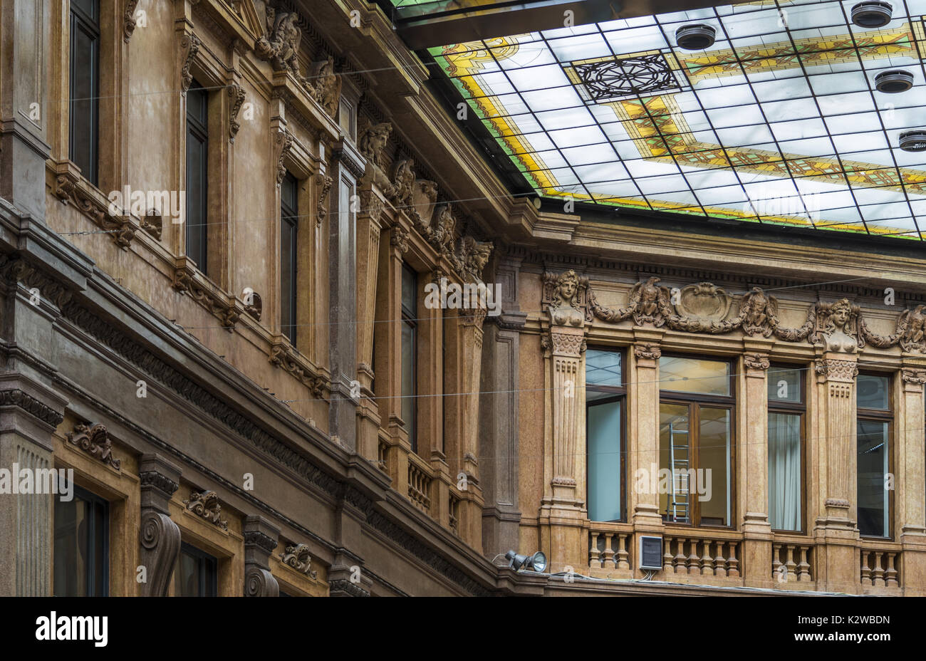 Détail d'un beau vitrail sur un toit. anciens bâtiments à Rome Italie. Banque D'Images