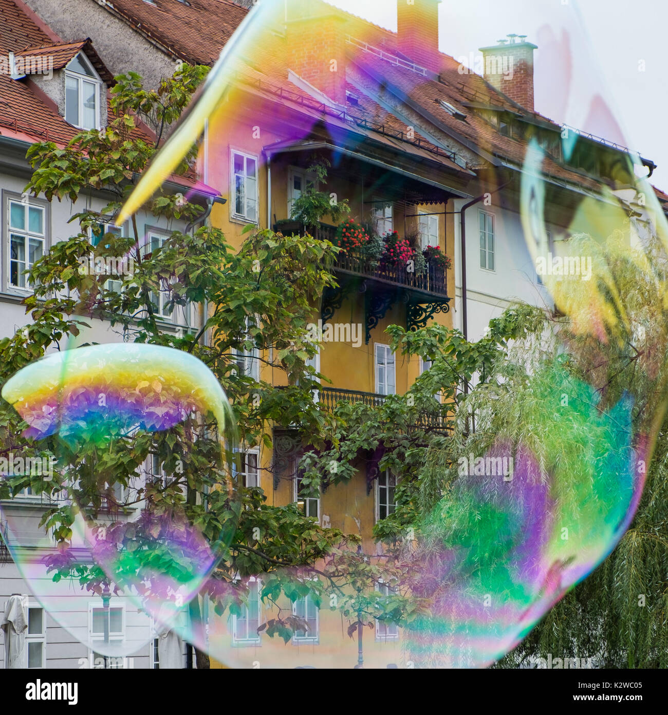 Des bulles de savon et de vieilles maisons à Ljubljana. Banque D'Images