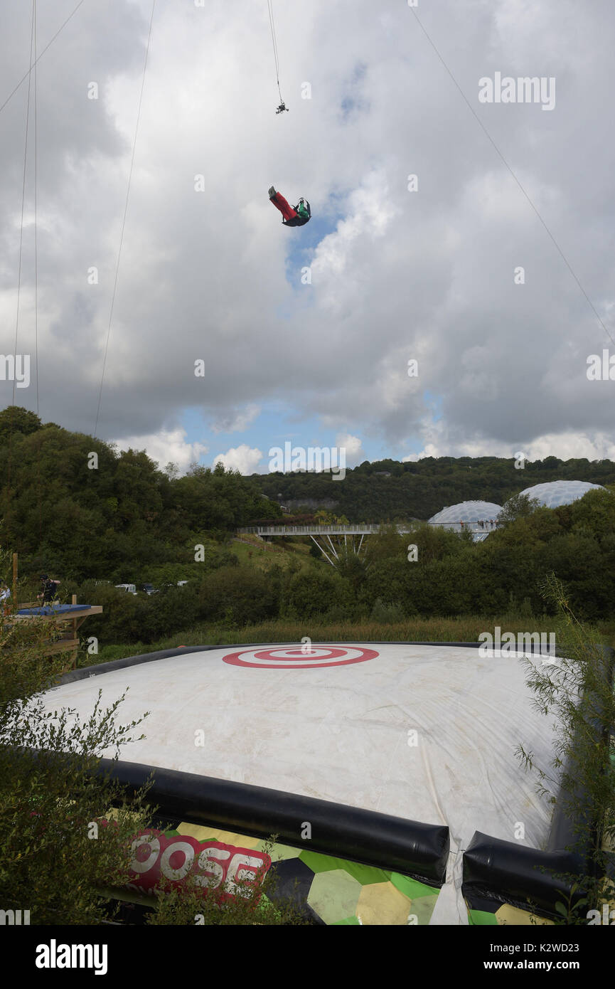 Eddie l'Aigle devient la première personne à essayer la nouvelle attraction de chute libre à l'Eden Project, à Cornwall. Banque D'Images