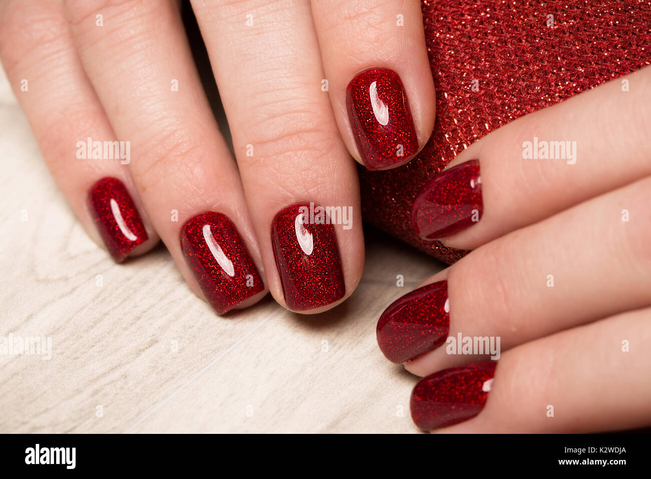 Manucure rouge fête lumineuse sur les mains. Nails design Banque D'Images