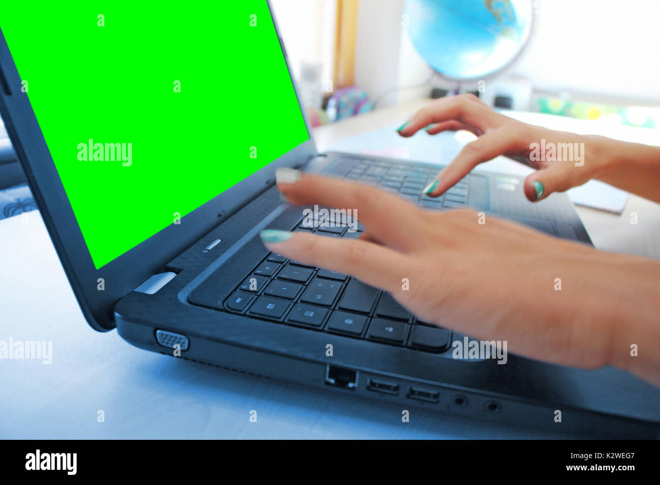 Les mains des femmes working on laptop in office sur l'écran vert Banque D'Images