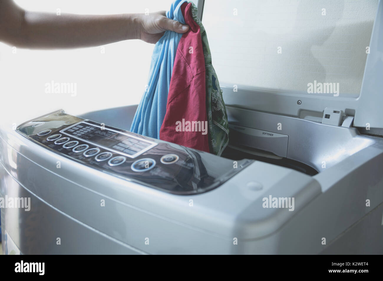 Préparer le cycle de lavage. Lave-linge, la main avec votre linge dans la  machine à laver Photo Stock - Alamy