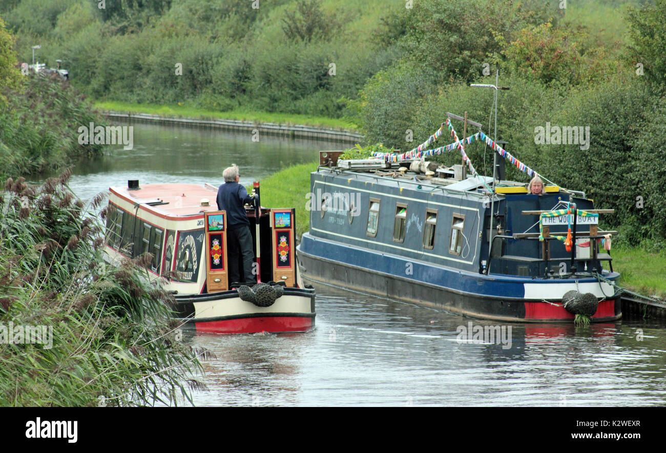 Le bateau étroit "Emma Maye" est adoptée par un autre bateau comme il est amarré le long du chemin de halage à Walton Bridge sur le Staffordshire et Worcestershire. Banque D'Images