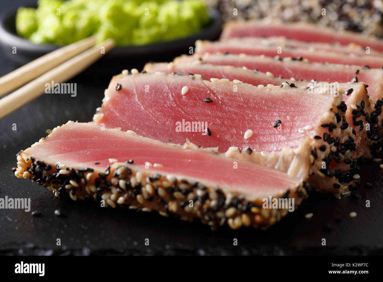 Belle alimentation : steak de thon en tranches avec macro sésame sur la table horizontale. Banque D'Images