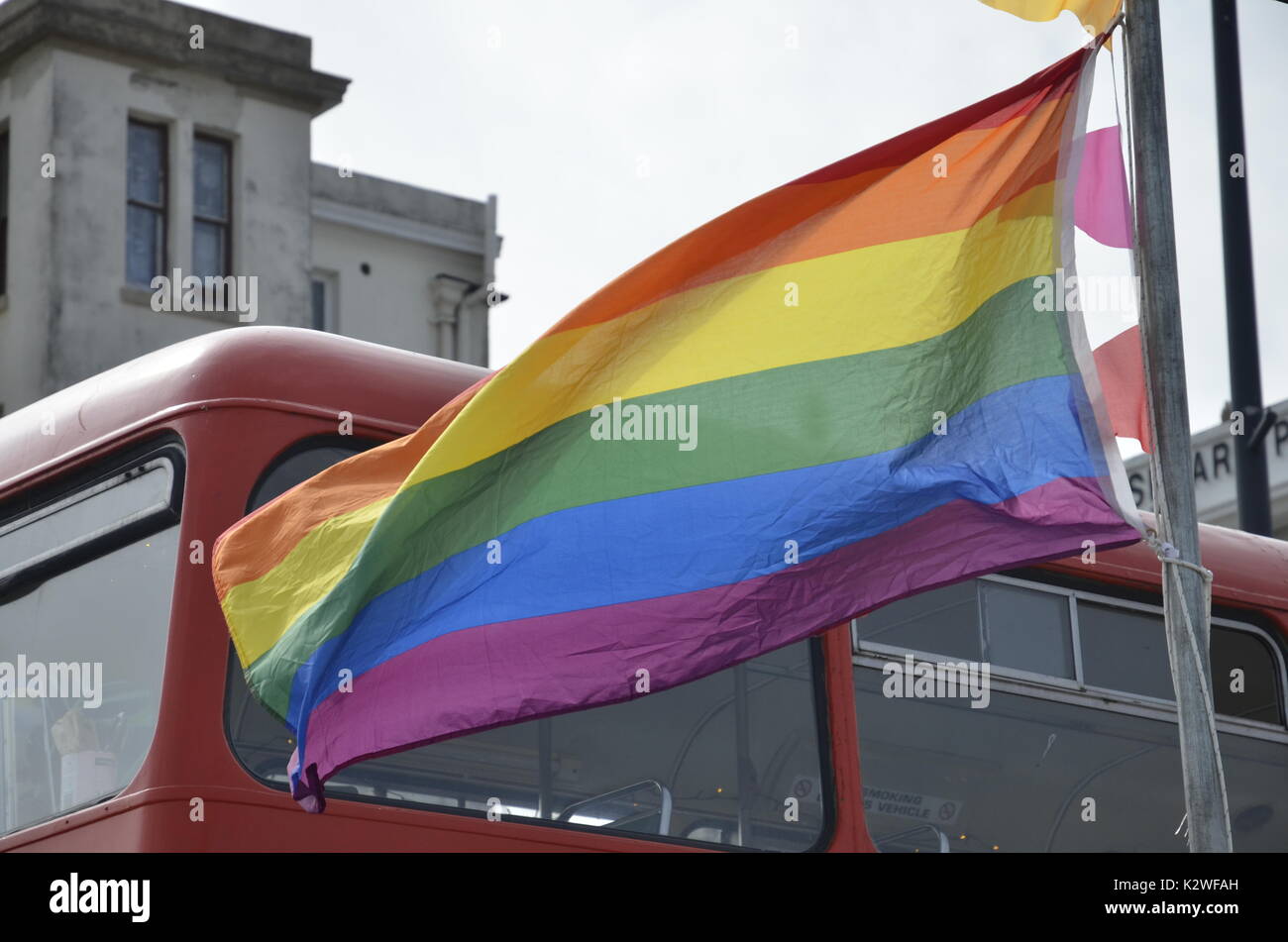 Un drapeau LGBT ou Gay Pride à l'extérieur de l'Autobus Café à Margate, Kent Banque D'Images