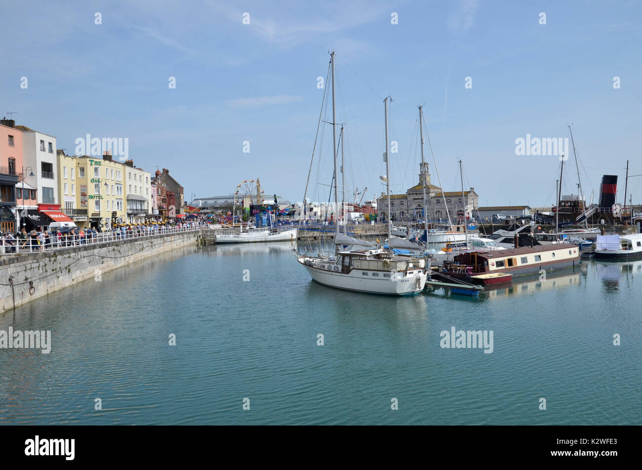 Le port de Ramsgate, Kent sur une maison de banque août occupé Banque D'Images
