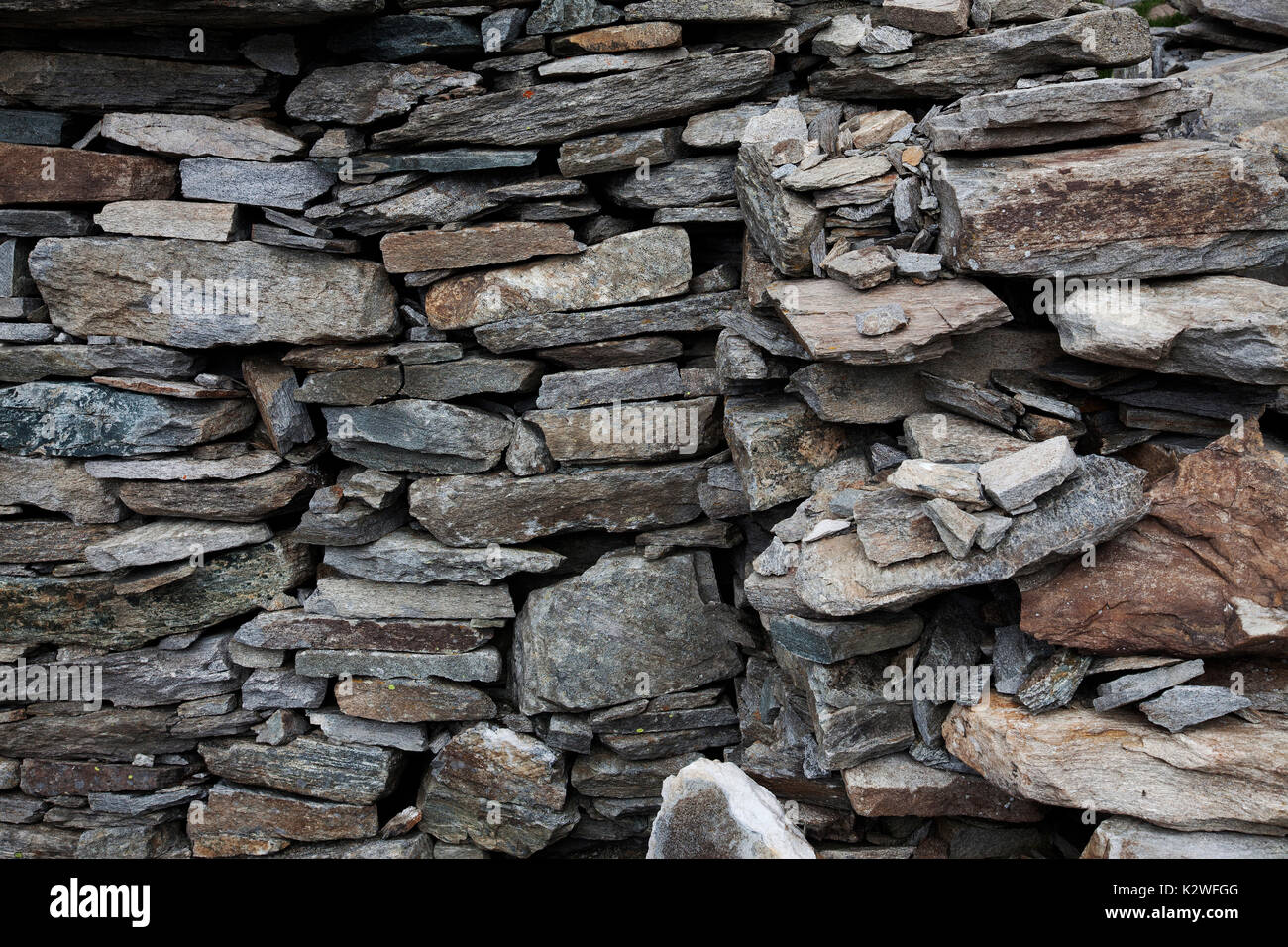 Détail du mur en pierre sèche, en Suisse. Banque D'Images