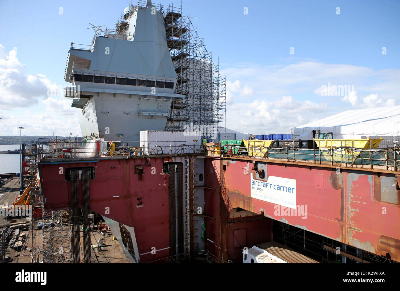 Vue générale de l'HMS Prince de Galles comme œuvres continuer sur le porte-avions dans Rosyth Dockyard, Fife, en amont d'une cérémonie de baptême. Banque D'Images