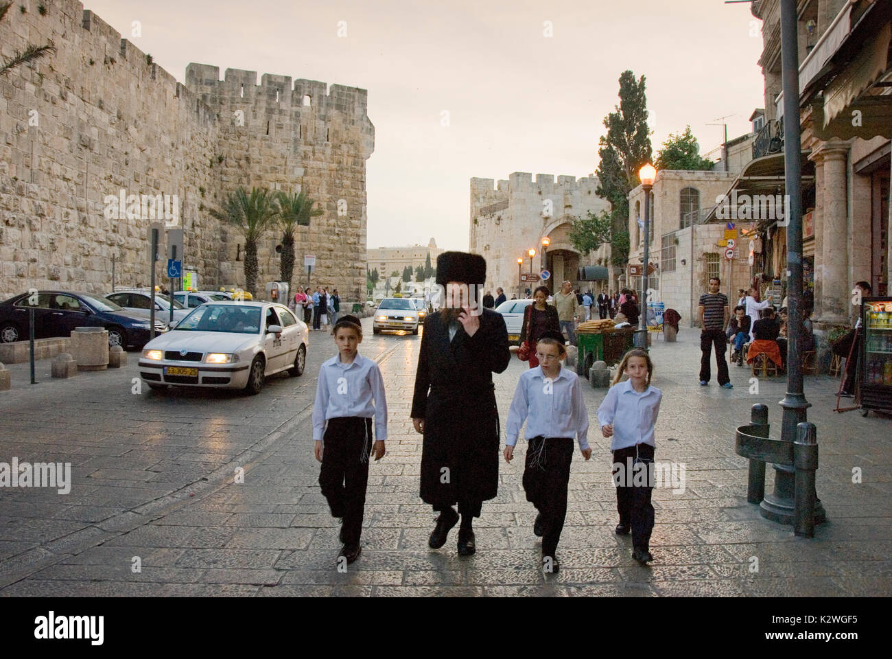 Une famille juive près de la porte de Jaffa, l'entrée à l'extrémité ouest de la vieille ville de Jérusalem. Israël Banque D'Images