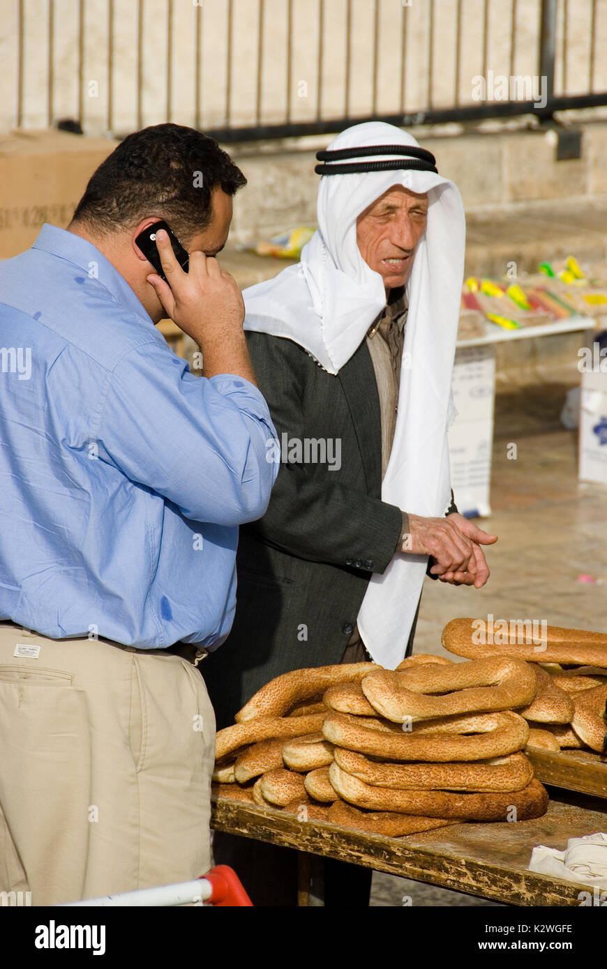 Les musulmans Vente de pain à la Porte de Damas. Vieille ville de Jérusalem. Israël Banque D'Images