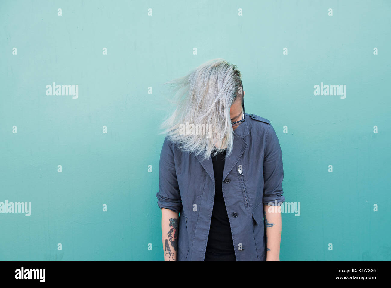 Fille aux cheveux d'argent Banque D'Images