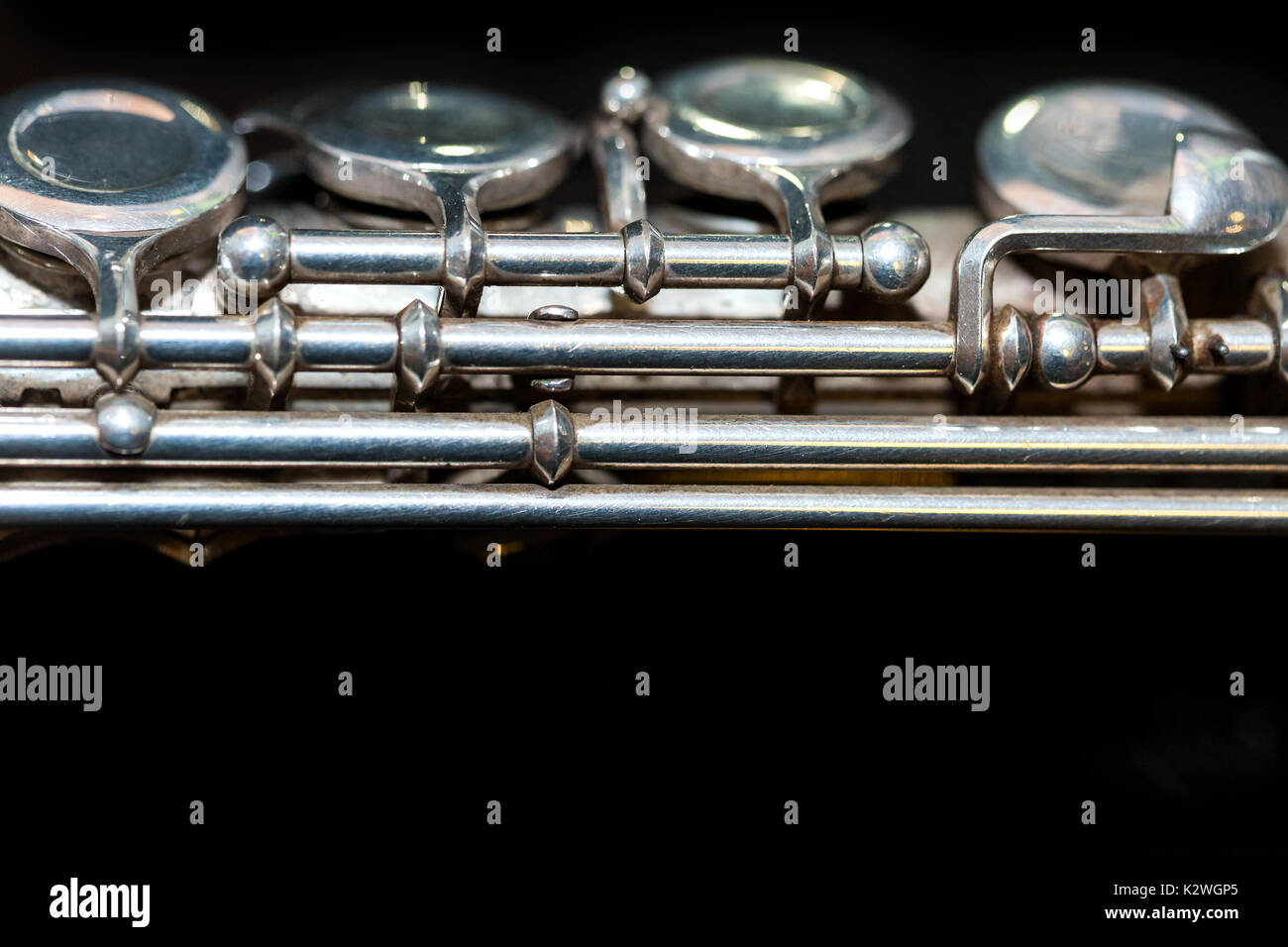 La musique symphonique concept - gros plan sur l'ouest de concert flûte corps se trouve sur la surface noire pure, section du milieu avec les touches de l'instrument, l'étude d'une Banque D'Images