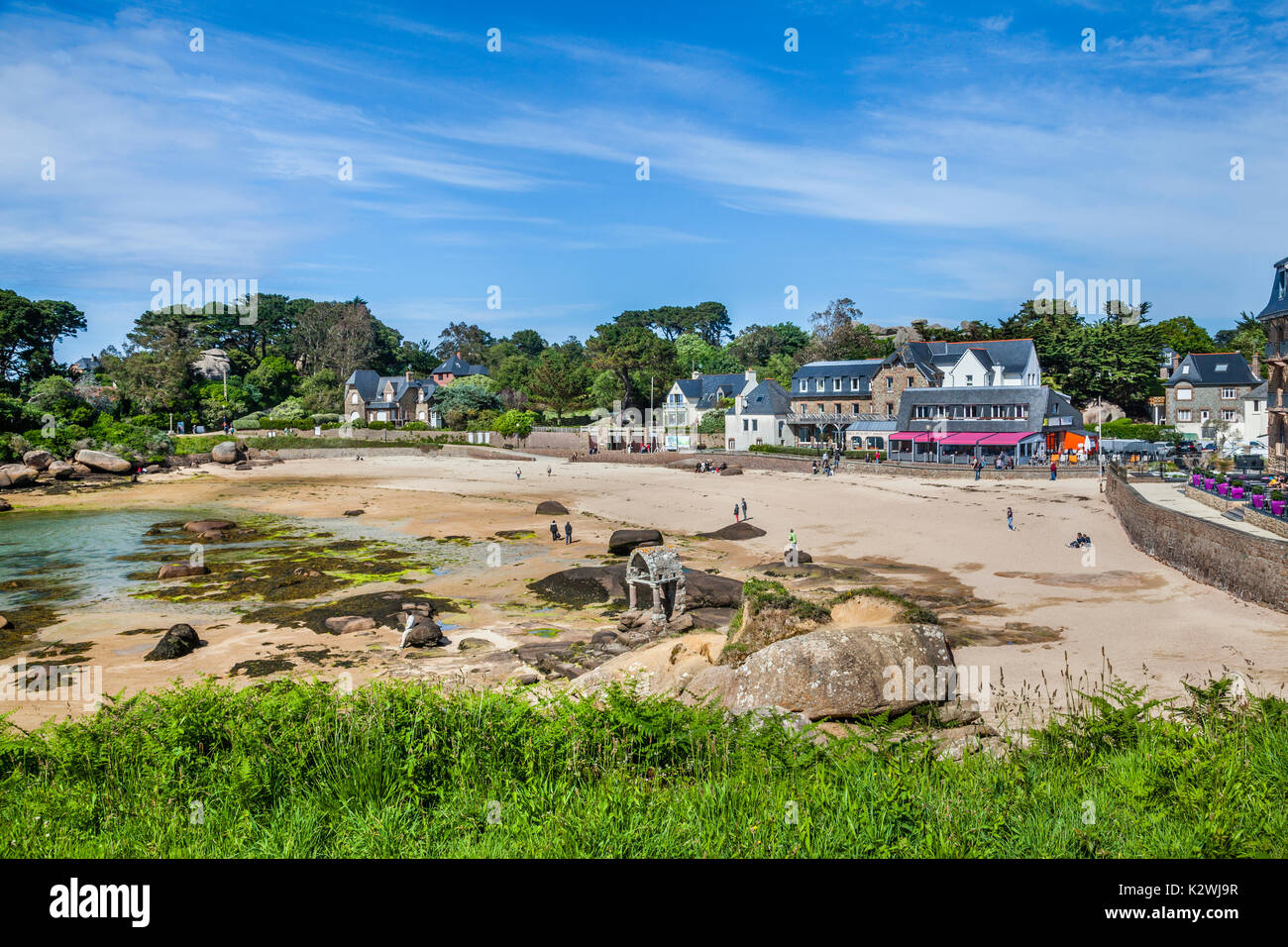 France, Bretagne, Côtes d'Armor, Côte de Granit Rose (côte de granit rose), Perros-Guirec, vue de la plage de Saint-Guirec avec l'oratoire de sa Banque D'Images