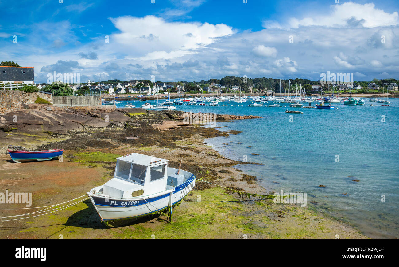 France, Bretagne, Côtes d'Armor, Côte de Granit Rose (côte de granit rose), Perros-Guirec, vue du Port de Ploumanac'h Banque D'Images