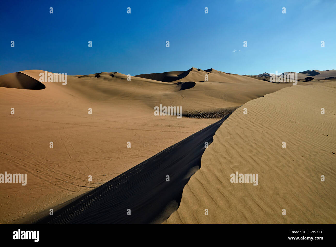 Dunes de sable dans le désert près de l'Oasis Huacachina, Ica, Pérou, Amérique du Sud Banque D'Images