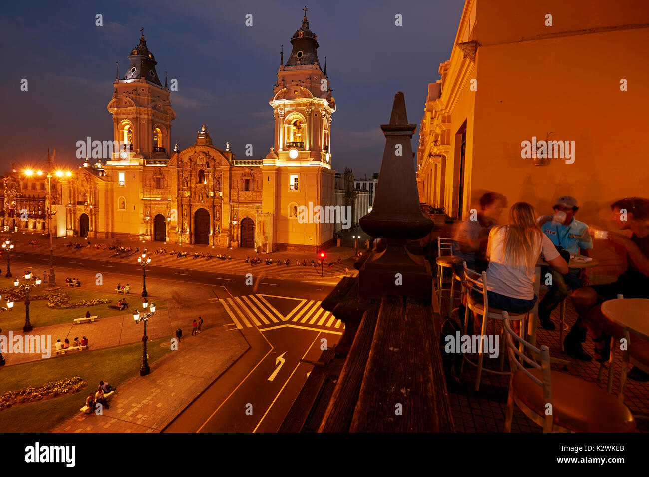 Basilique Cathédrale de Lima (1535) a commencé la construction de la Plaza Mayor et cafe, centre historique de Lima (Site du patrimoine mondial), Pérou, Amérique du Sud Banque D'Images